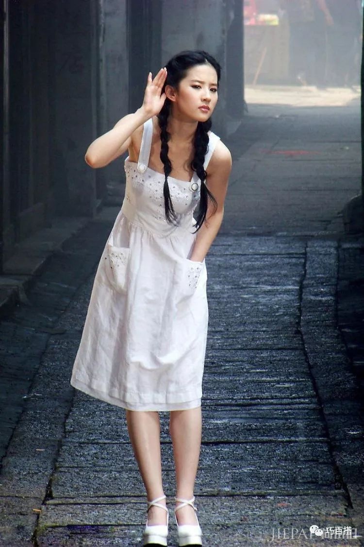 刘亦菲衣品真好，长腿惹人注目，越来越漂亮