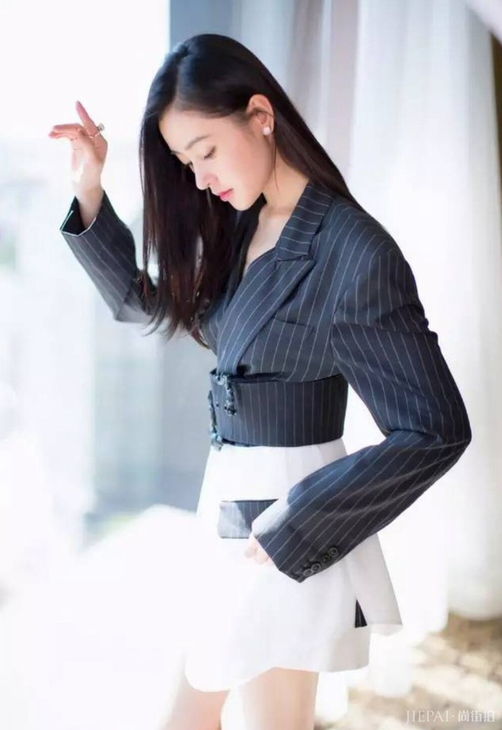 张天爱穿黑色长裙，露出性感锁骨，穿着个性还好看