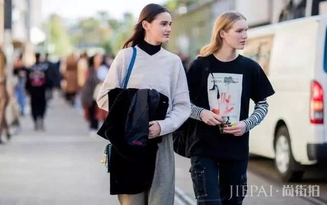 男女生都该学的T恤与长袖叠穿穿法:长袖内搭,配T恤更时尚