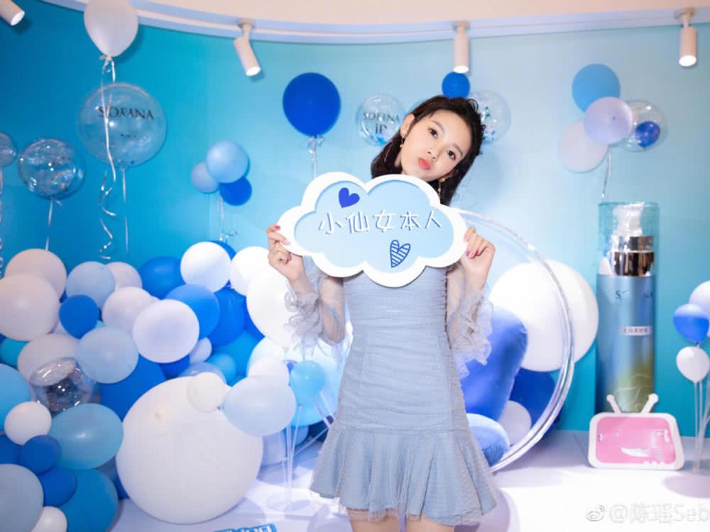 陈瑶撞衫张雪迎,穿同一款蓝纱裙,但编个头发就完全不一样了