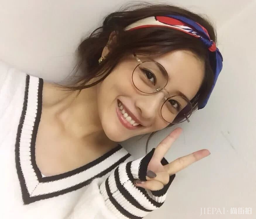 论丝巾绑头发上的正确方法,绑错了会让你显老气