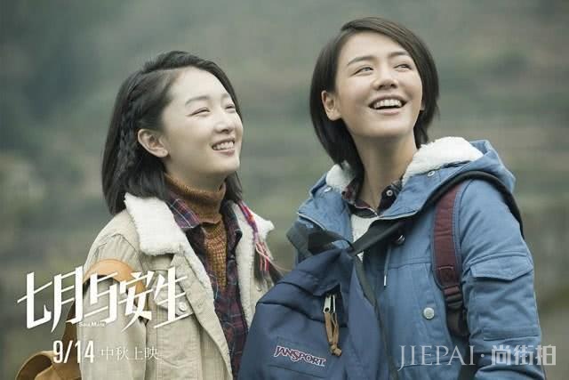 26岁周冬雨越来越会穿衣？最新装扮透视装+迷彩短裙酷感十足，越来越美了