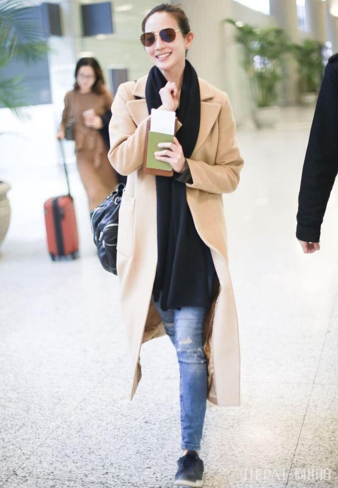 张钧甯演绎秋季基础穿搭，牛仔衣搭休闲裤照样穿出好气质