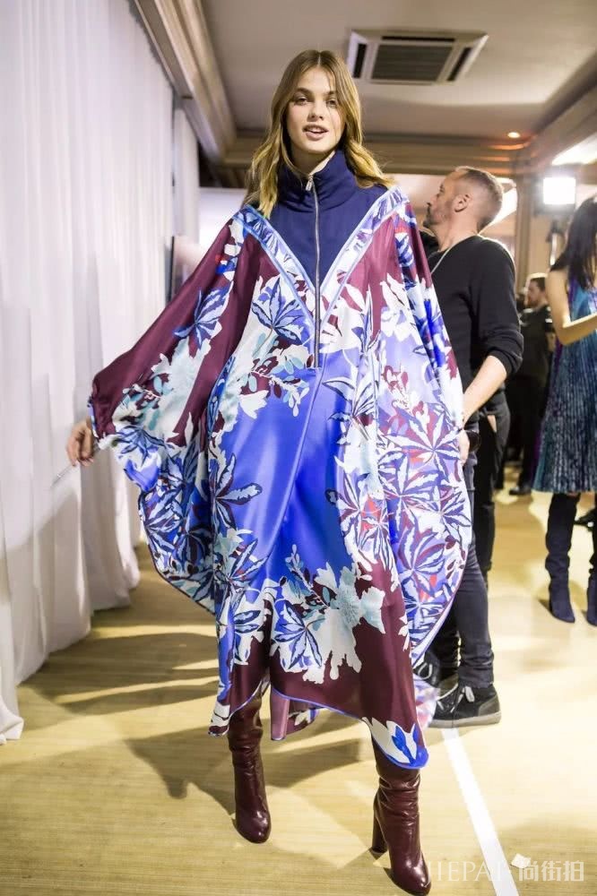 穿衣配丝巾,四两拨千斤 喜欢丝巾的同学来看看这份最全的丝巾搭配攻略吧