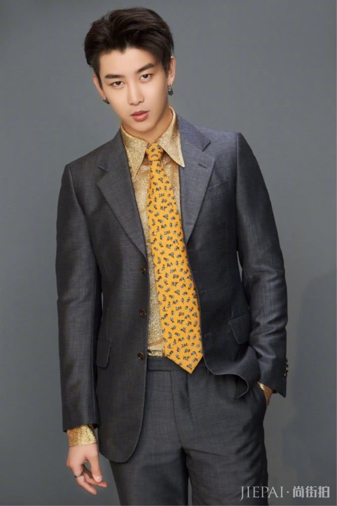 UNIQ五子同穿西装,化身儒雅绅士,散发迷人魅力,谁更帅?