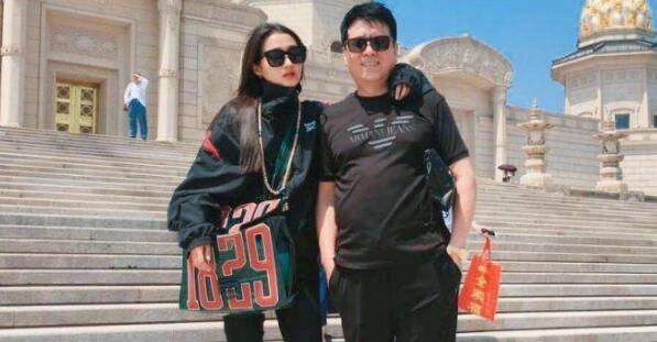 看到一个脏不拉叽的关晓彤从地下冒出来,还蛮震撼的