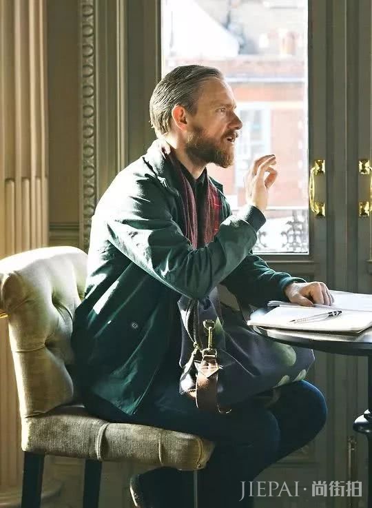 偷偷穿上爸爸飞行员夹克，发现到现在一点也不过时