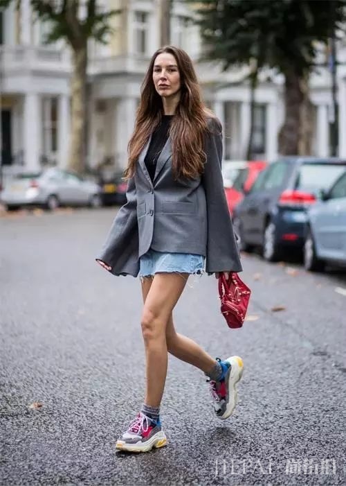 露脚踝过时了？穿运动鞋露袜子才是真时髦！