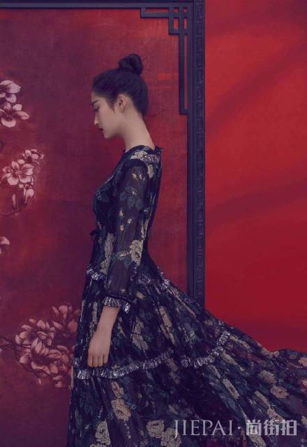 21岁关晓彤终于穿对了，大妈印花裙穿出时尚大片感，气质好真任性