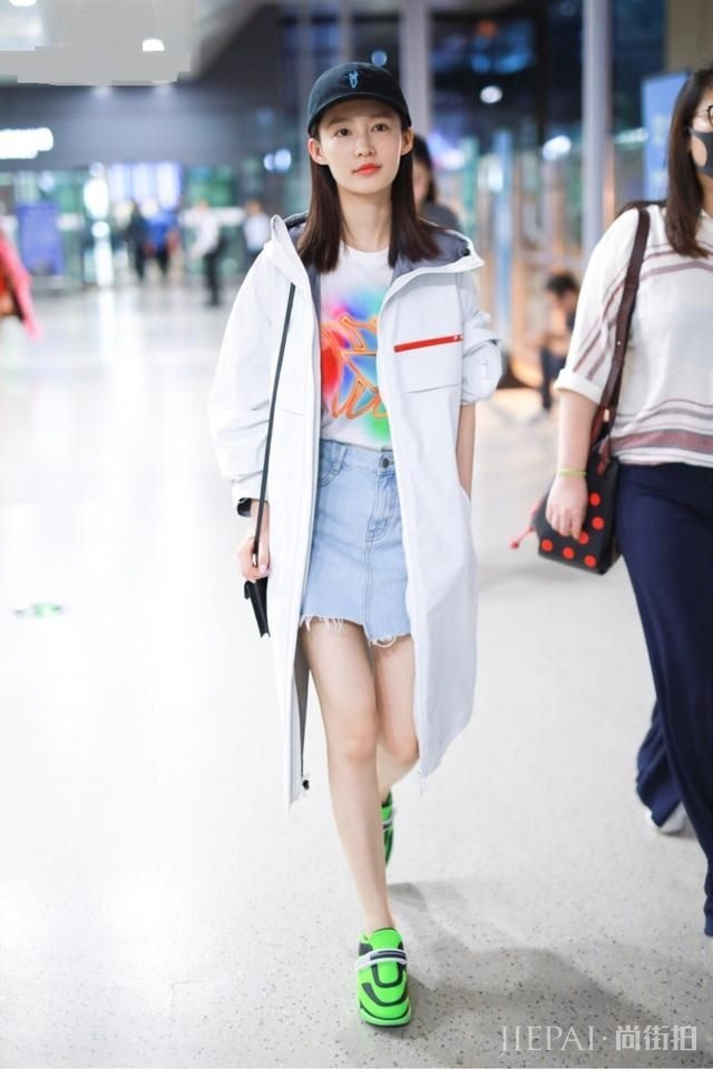 李沁穿“小绿鞋”太抢镜， 再加上一双漫画腿，的确是养眼！