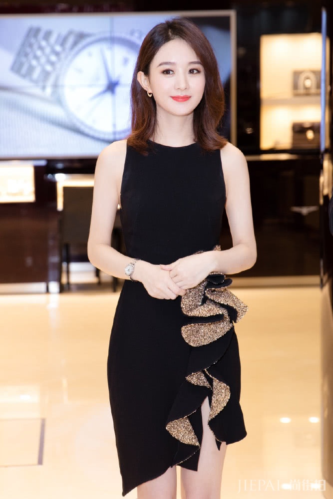 赵丽颖美呆了,一身粉色连衣裙搭配秒变18岁少女