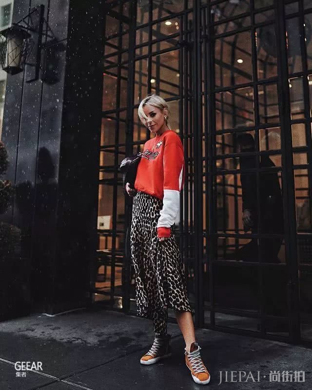 不知道用哪款鞋来搭配你的半身裙？来看看街拍女生们的示范吧