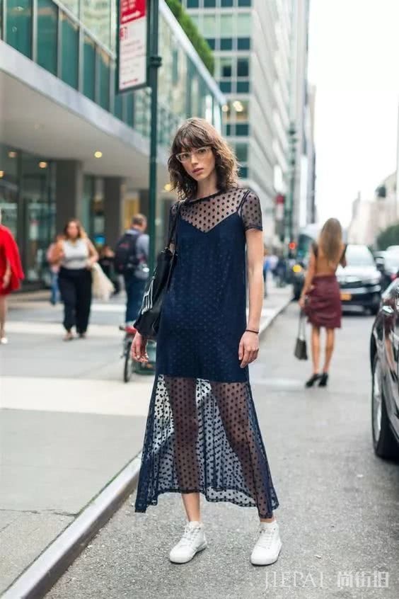 欧美街拍 潮人们秋天最时髦的穿衣打扮方法，那就是裙子叠裙子！