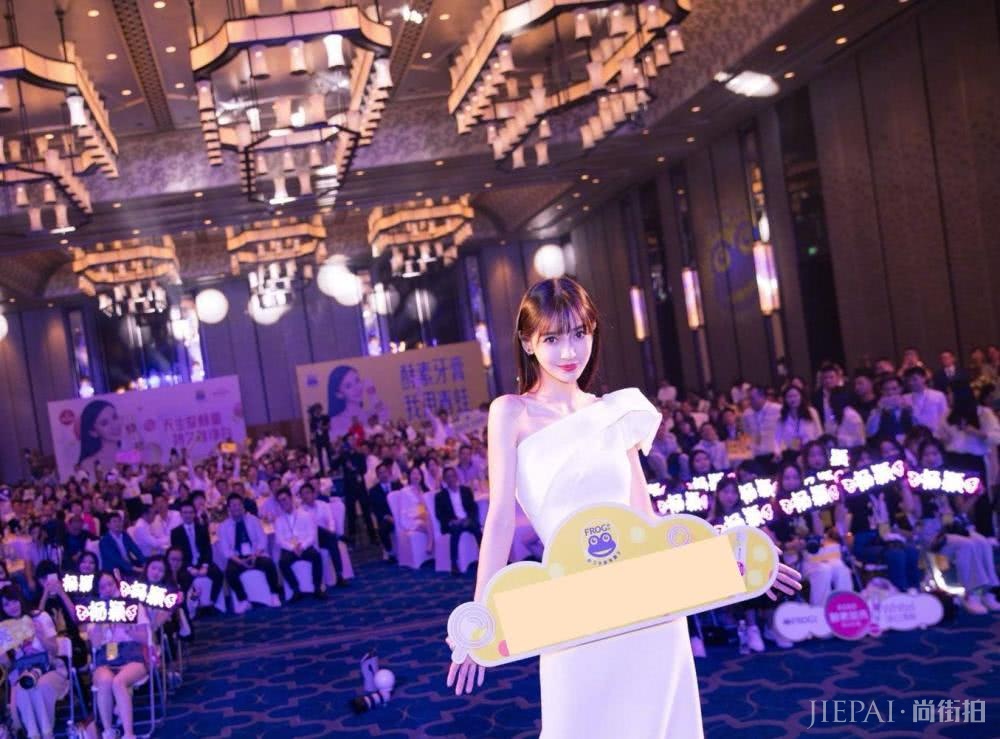 又被杨颖新造型美到了,穿白裙留刘海,竟清纯得像个小仙女