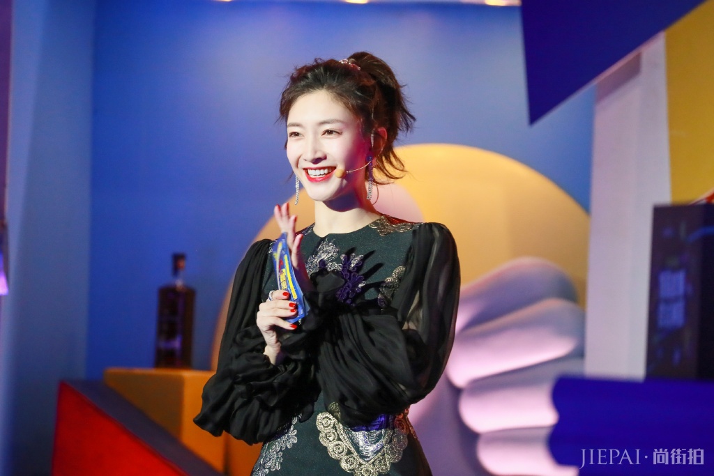 江疏影穿15000连衣裙清新甜美，吴谨言复古，你更喜欢哪种搭配