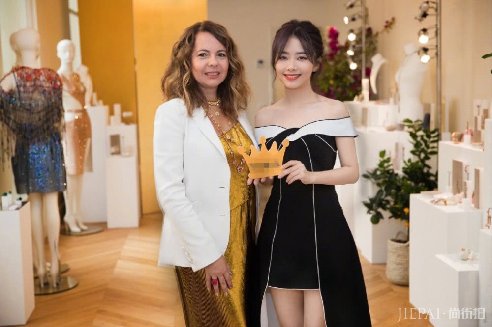 谭松韵越来越会打扮了,巨型“蝴蝶结”连衣裙美若天仙