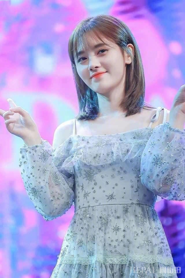 娜扎与鞠婧祎穿淡蓝色一字肩,娜扎以黑色腰带美过鞠婧祎