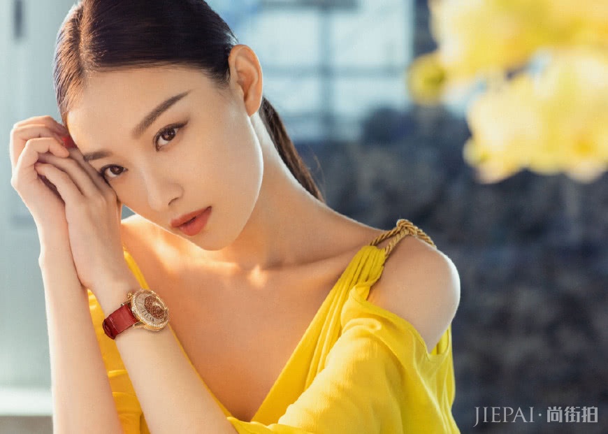 30岁倪妮气质感真好，编发造型西服搭配格子裙穿搭，少女感爆棚