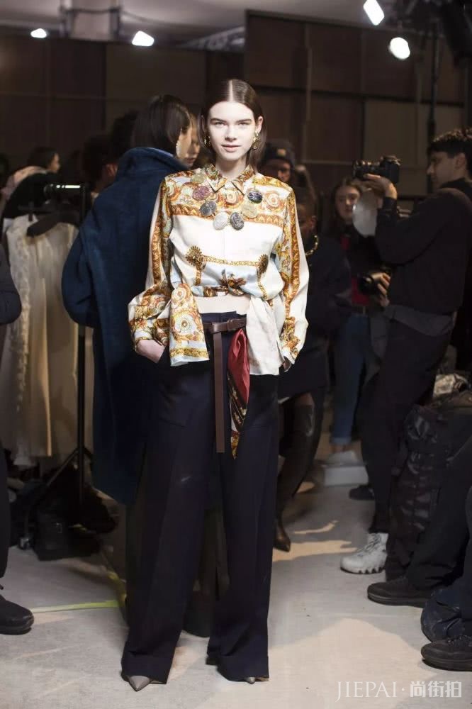 穿衣配丝巾,四两拨千斤 喜欢丝巾的同学来看看这份最全的丝巾搭配攻略吧