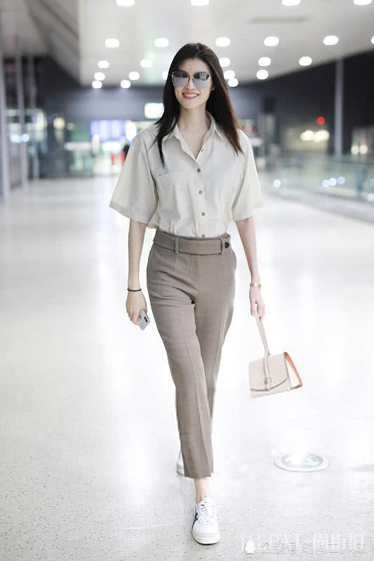 何穗真会穿 机场一连四套商务风穿搭 一套比一套霸气