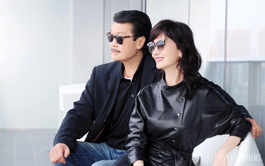 赵雅芝穿白色V领连衣裙优雅大方