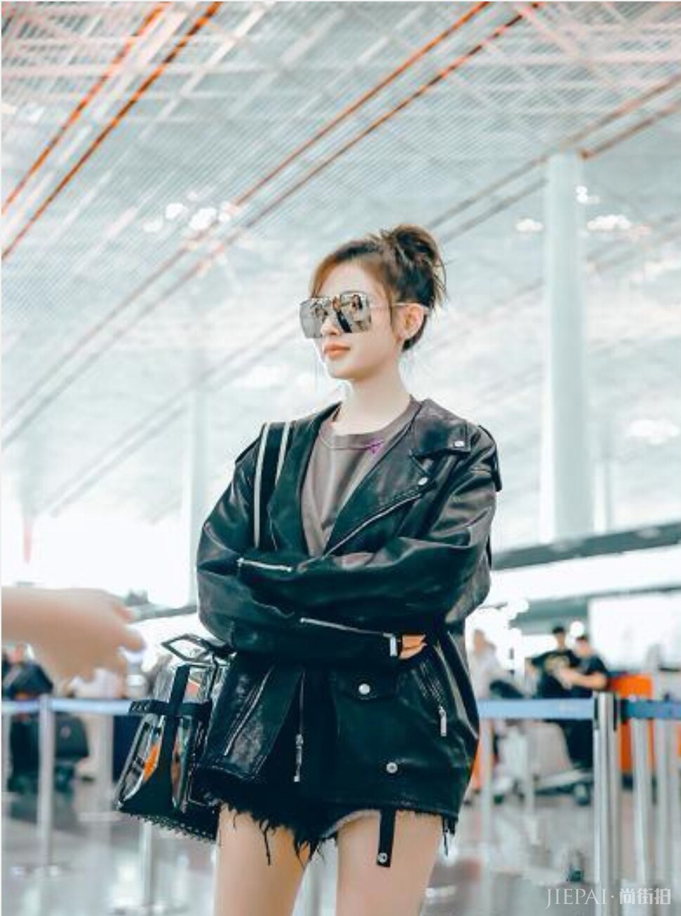 张天爱穿黑色长裙，露出性感锁骨，穿着个性还好看