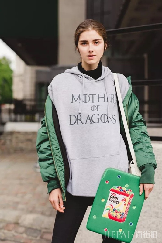 秋冬卫衣怎么搭配外套好看?短外套加卫衣让你的秋搭开挂