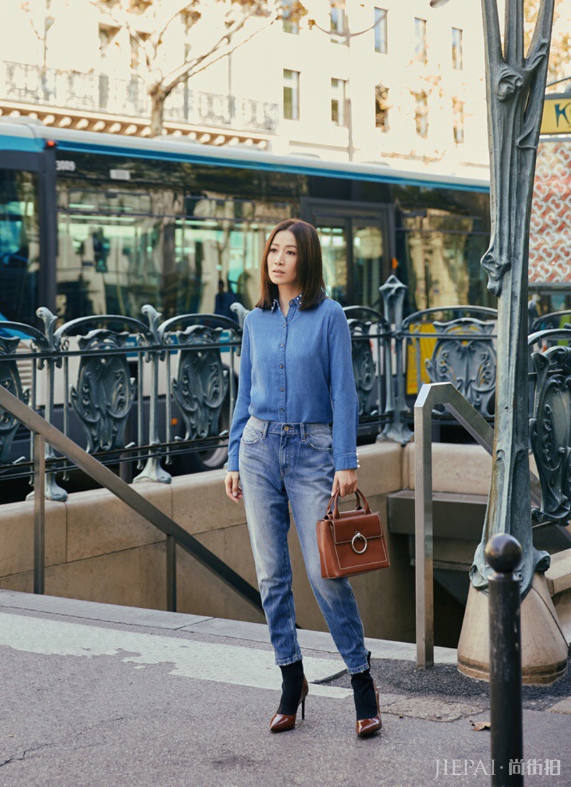 佘诗曼毛衣配短裙，同色系穿出高级感，她的搭配简直就是穿衣打扮的教科书