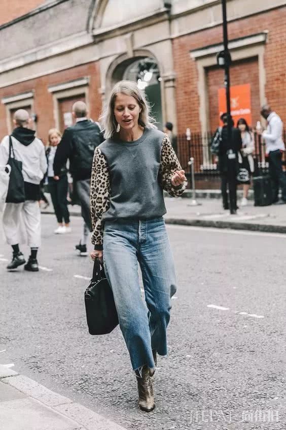 卫衣+牛仔裤=在2018秋冬街拍真的时髦炸了