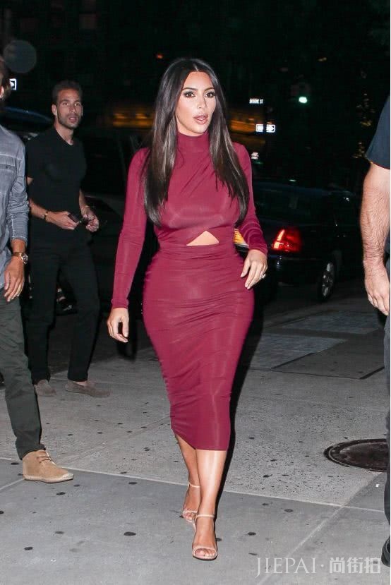 又到了穿毛衣的季节 配上一条半裙让你穿的更好看