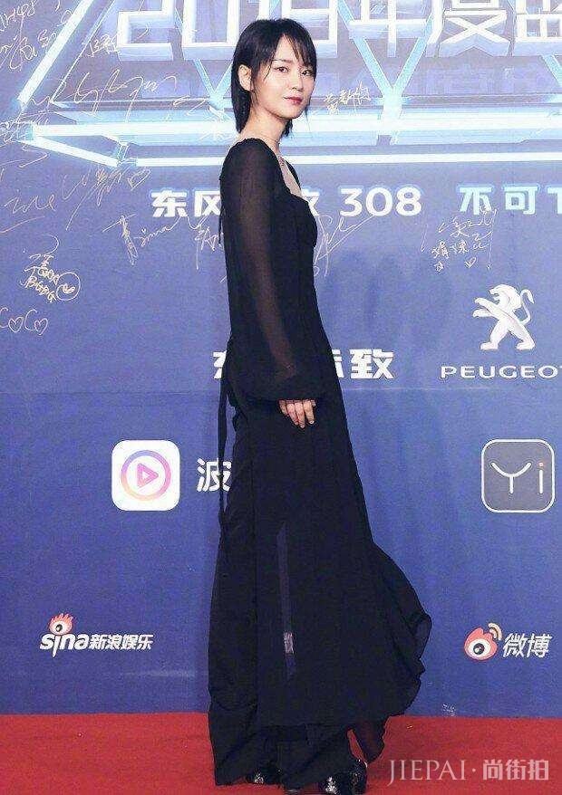 周笔畅的改变真是惊艳, 穿黑色印花裙大露香肩 网友: 继续保持