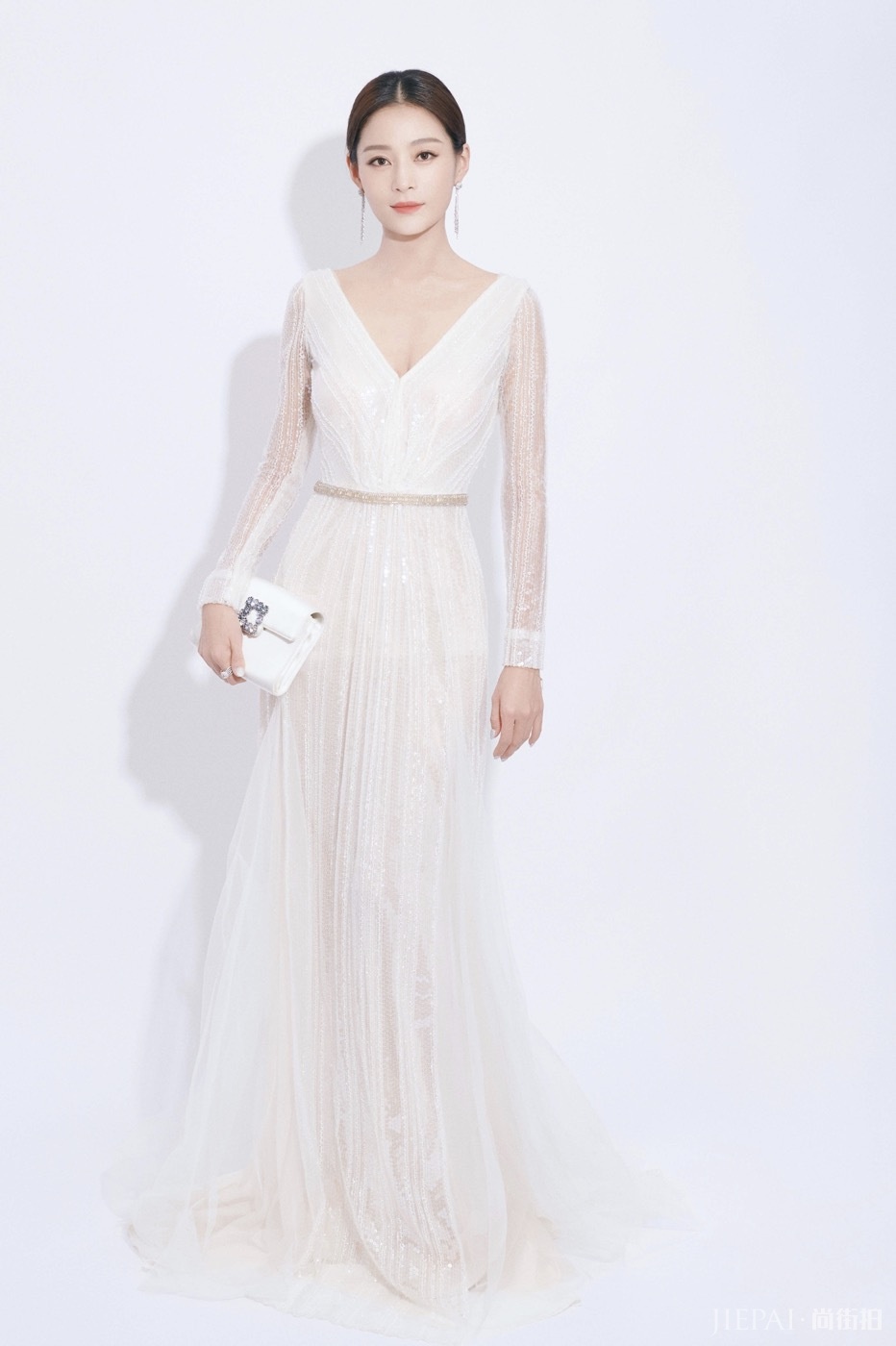 王媛可透视白纱裙亮相时尚活动 被赞“仙女可”