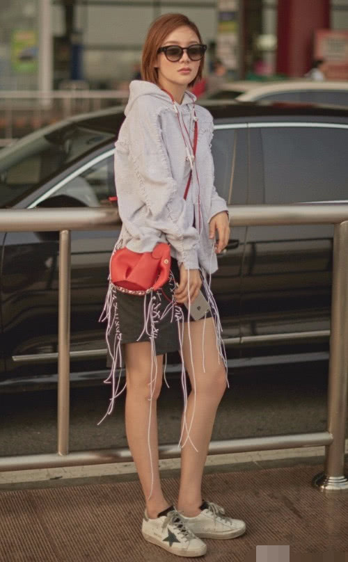 袁姗姗把衣服穿反？50多个“线头”看得人头大，意外很时髦