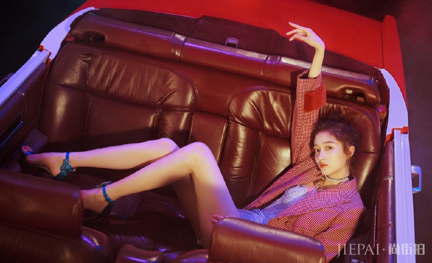 173cm的关晓彤颜值高，红装配油发也能轻松驾驭