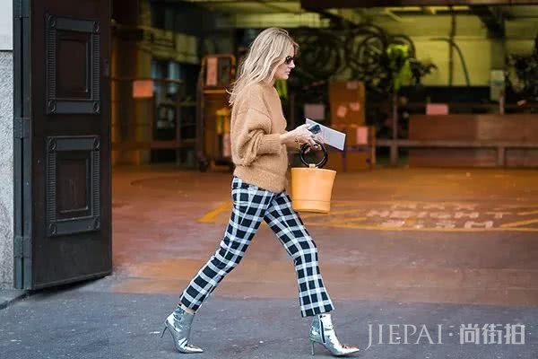 欧美街拍 街头潮人都喜欢上了这款“金银战靴”