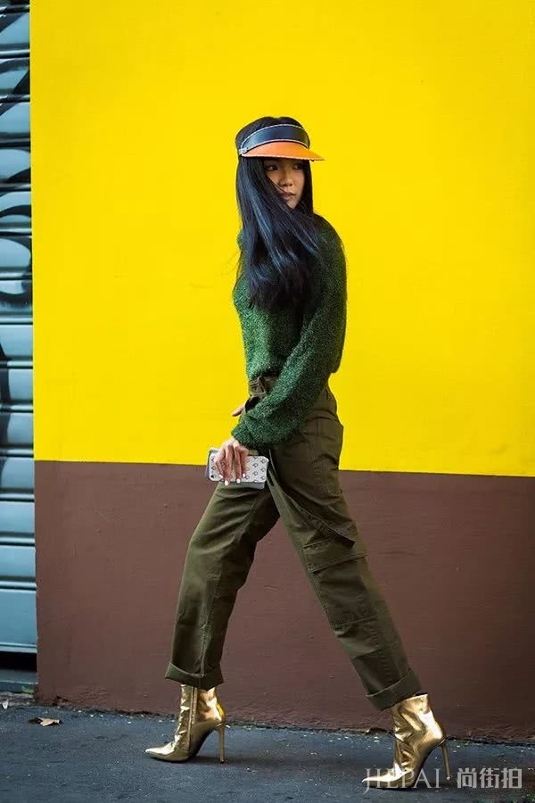 欧美街拍 街头潮人都喜欢上了这款“金银战靴”