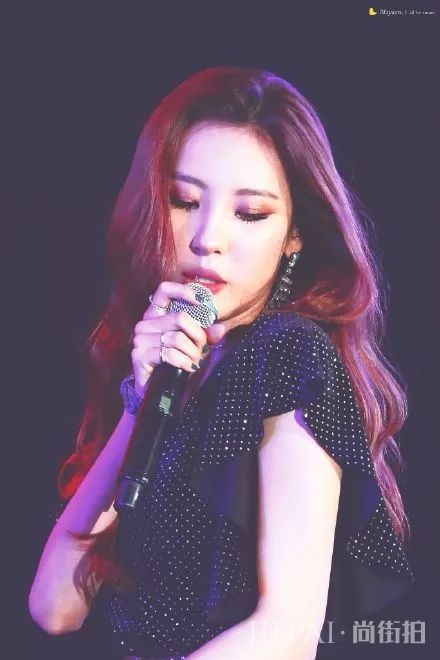 “韩国腿精”李宣美喜提一位,比起舞姿,她的心机发型更令人着迷!