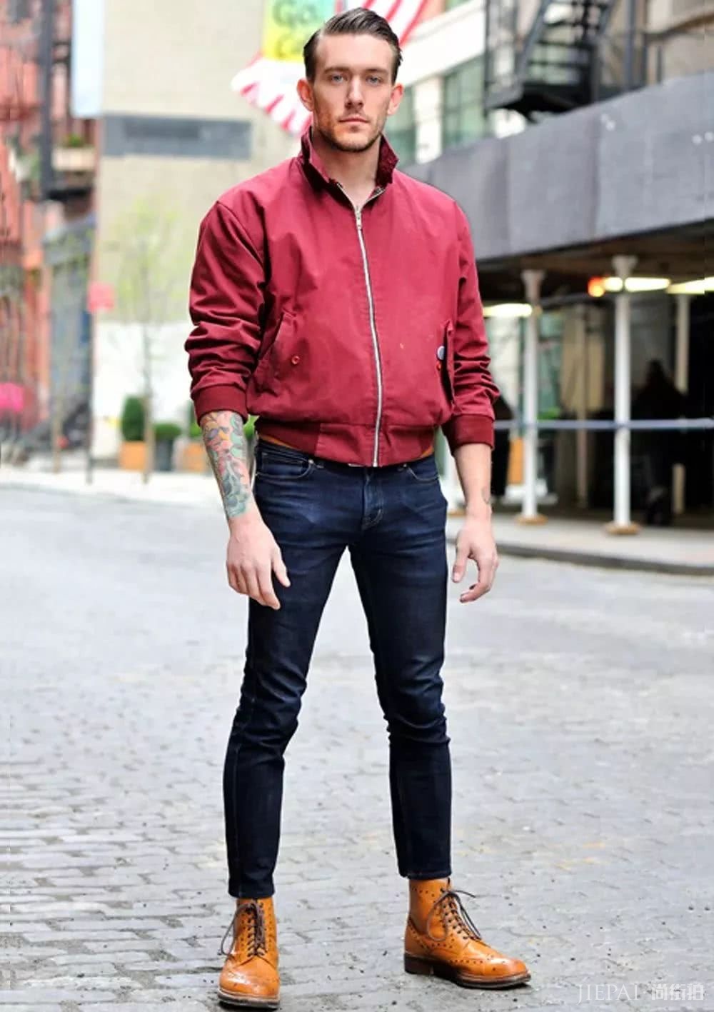 偷偷穿上爸爸飞行员夹克，发现到现在一点也不过时