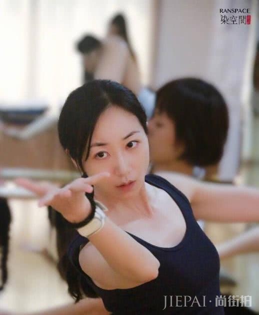 同样穿衣 韩雪红配绿依旧女神,刘涛针织衫却土气,差距在气质