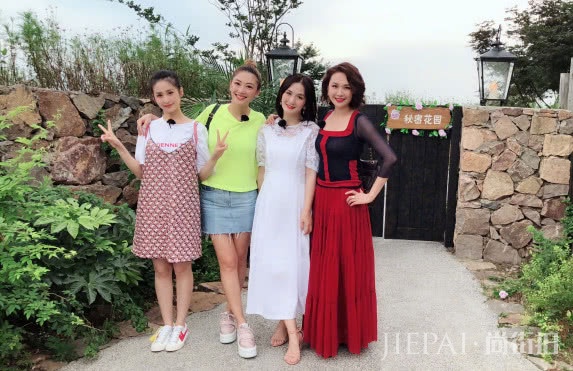 应采儿不愧是辣妈，高马尾+空气刘海装少女，可是真看不出年纪