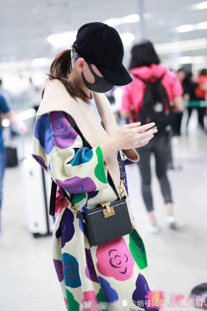 陈乔恩太会搭，这么俗气的大衣居然也穿出了小清新少女感