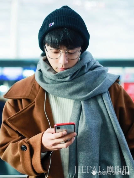 高冷小花旦+软萌小奶狗,李沁“男友”竟是行走穿搭的时尚教科书