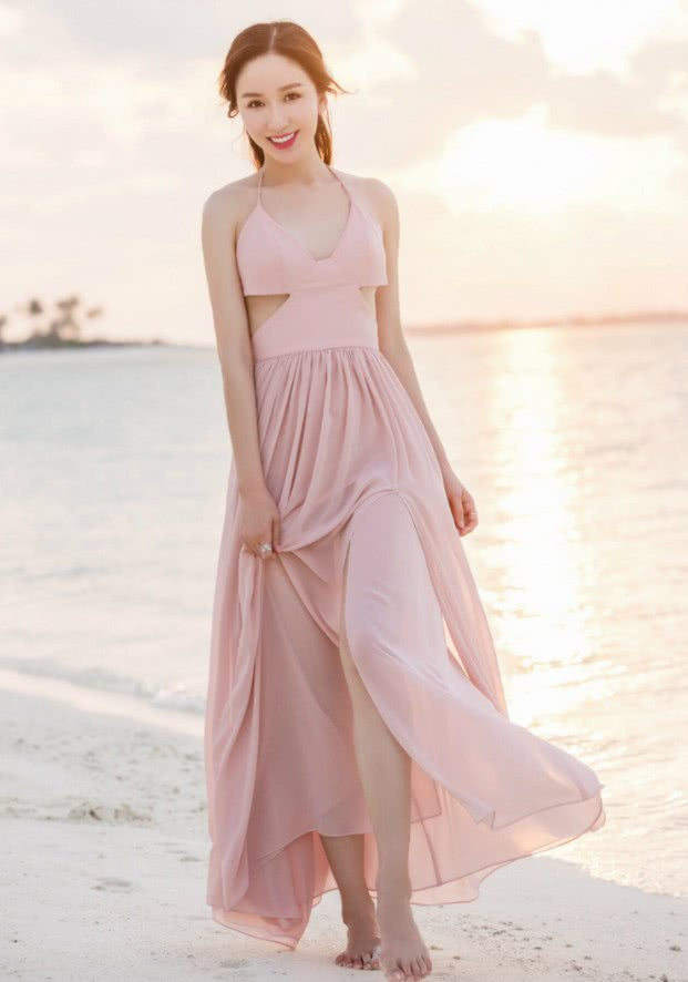 娄艺潇穿裙子大秀美背,好像穿了件“内衣”,性感十足