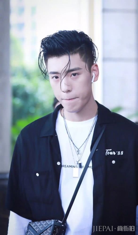 男女生都该学的T恤与长袖叠穿穿法:长袖内搭,配T恤更时尚