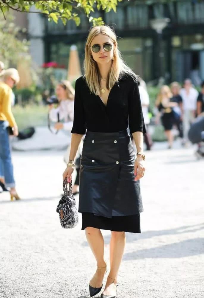 欧美街拍 潮人们秋天最时髦的穿衣打扮方法，那就是裙子叠裙子！