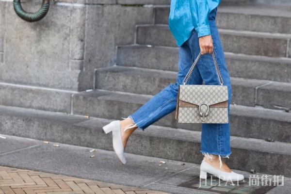 秋天女生们都穿什么鞋 茶系奶奶鞋在今年已成为最热单品
