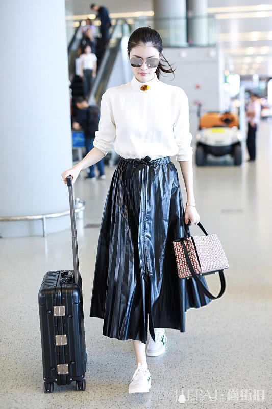 何穗真会穿 机场一连四套商务风穿搭 一套比一套霸气
