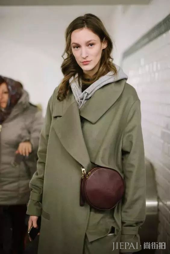 女生秋冬卫衣怎么穿好看？卫衣比高领衫减龄比衬衫实穿
