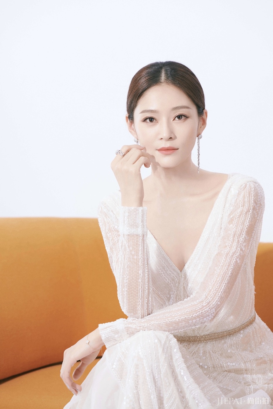 王媛可透视白纱裙亮相时尚活动 被赞“仙女可”