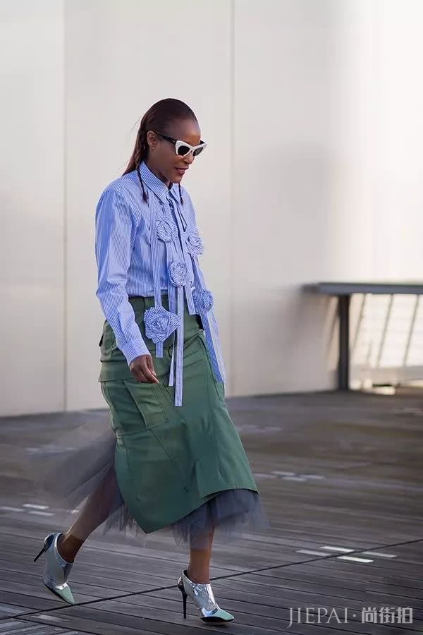 欧美街拍 街头潮人都喜欢上了这款“金银战靴”